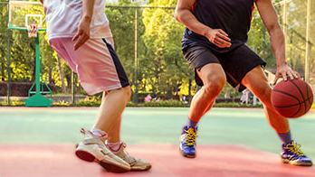 La conception antidérapante et amortissante garantit la sécurité sportive.